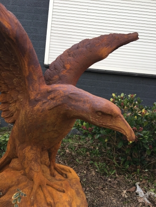Sehr großer Adler-Oxydstein in Beutefang-Aktion, braun auf Sockel